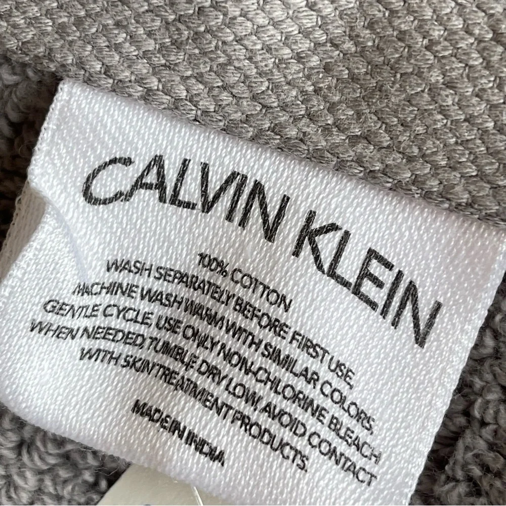 Calvin Klein Home lot of 2 gray Luxery Bath Towels NWT